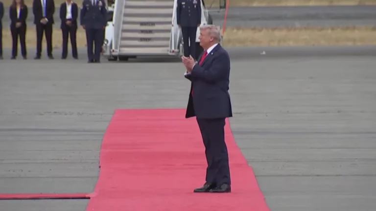 Trump bate palmas para Putin na chegada do russo na pista do aeroporto