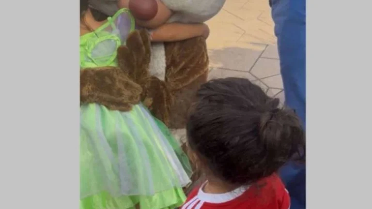 Raphinha denuncia racismo na Disney após filho ser ignorado por personagens