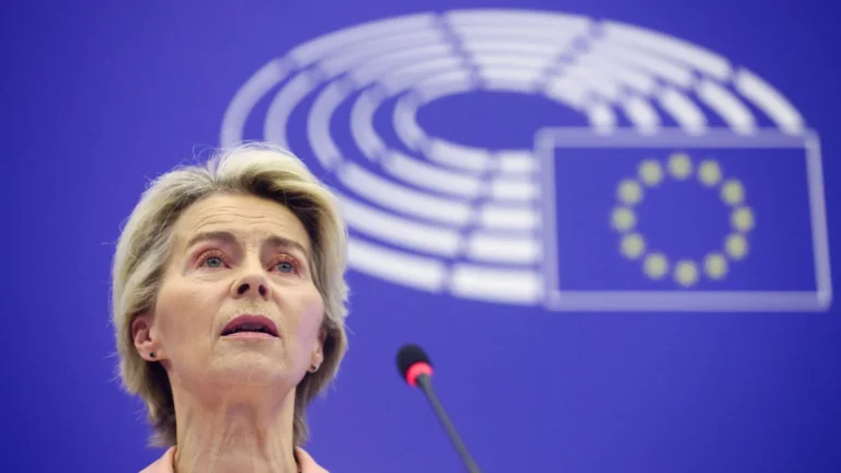 Von der Leyen quer que Europa pare de comprar petróleo russo até fim do ano