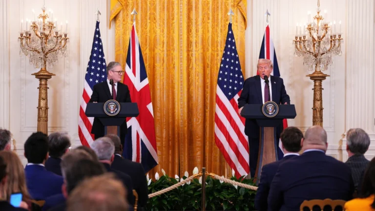 Análise: Premiê do Reino Unido aposta na família real para apaziguar Trump