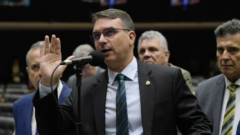 “STF manda no Congresso Nacional”, diz Flávio Bolsonaro