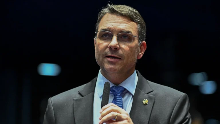 Tarcísio “entrou de cabeça” em articulação por anistia, diz Flávio