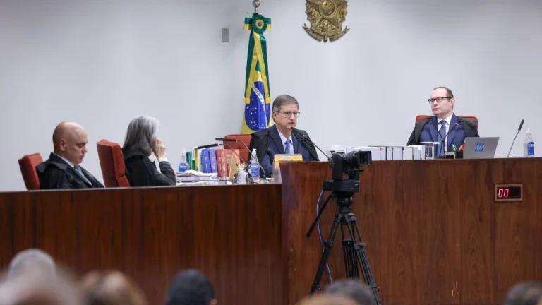Julgamento de Bolsonaro no STF é suspenso; sessão será retomada às 14h