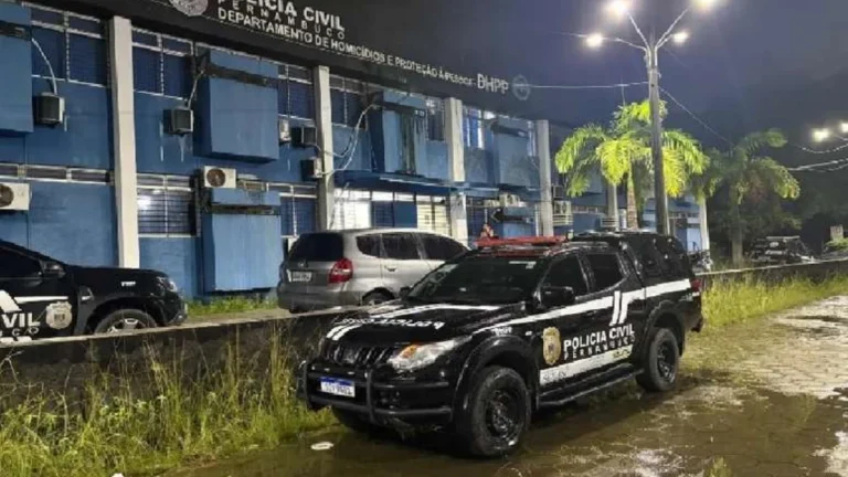 Criança de 2 anos morre e corpo fica 24 horas no sofá; pais não fizeram nada
