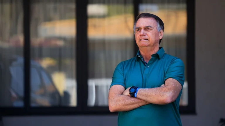 Médico afirma que Bolsonaro não precisará ir ao hospital