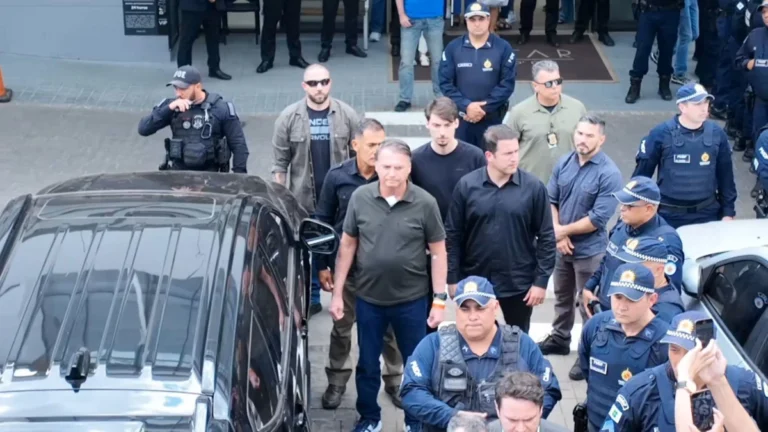 Bolsonaro tem quadro de anemia por deficiência de ferro, diz boletim