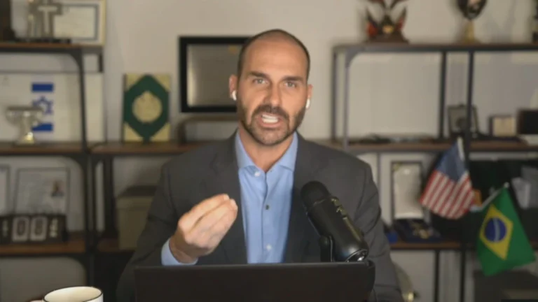 Voo solo de Eduardo Bolsonaro nas eleições de 2026 preocupa direita
