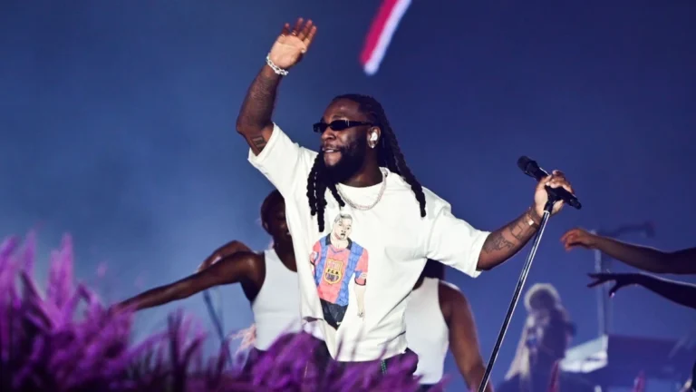 No The Town, Burna Boy usa camiseta com caricatura de jogador brasileiro