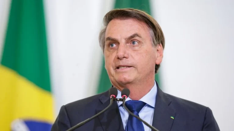 Bolsonaro acompanha 1º dia de julgamento ao lado de Jair Renan e Carlos