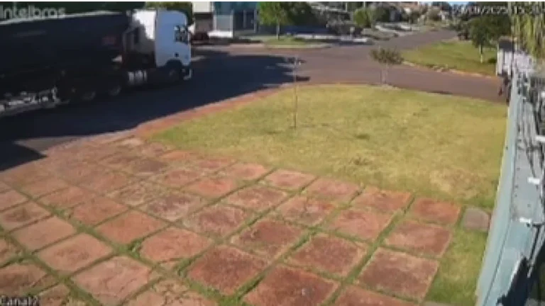 Criança sobe em eixo de caminhão para brincar e morre atropelada em MS