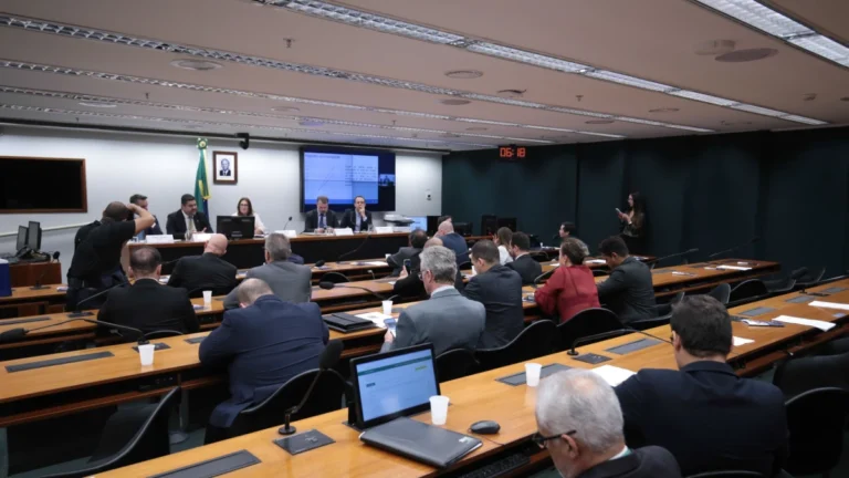Avança na Câmara proposta que enquadra técnicos, DJs e garçons no MEI