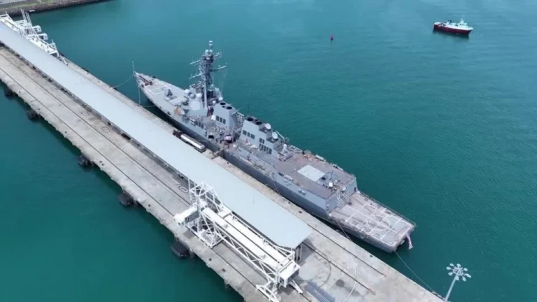 Militares dos EUA disparam contra suposto navio de drogas da Venezuela