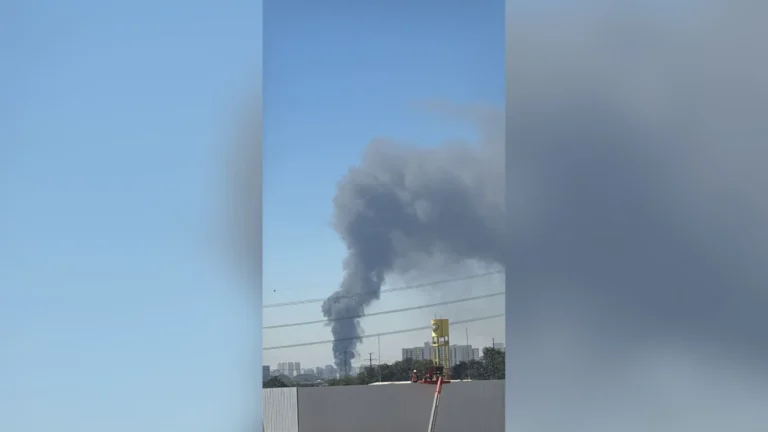 Vídeo: Incêndio atinge galpão e forma coluna de fumaça na Zona Oeste de SP