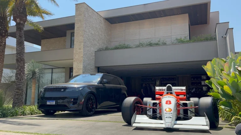 Carro de F1, Ferrari, motos e bebidas: veja itens apreendidos pela PF