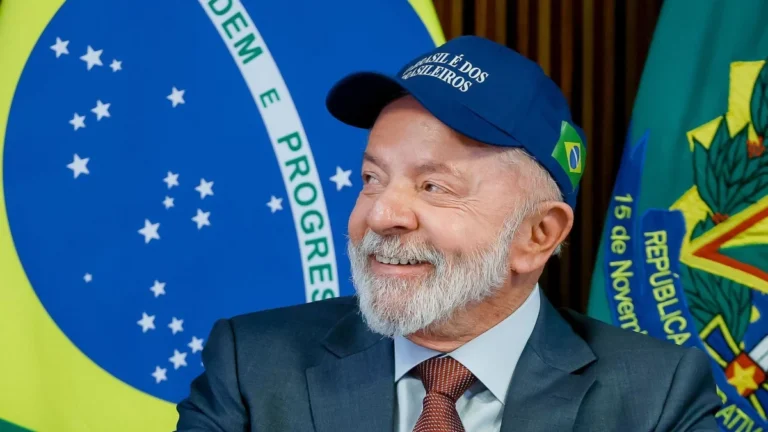Tarifaço e julgamento de Bolsonaro ajudam Lula em ranking digital