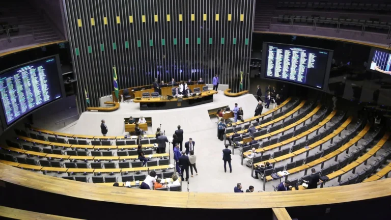 Governo faz cálculos para derrotar urgência de anistia