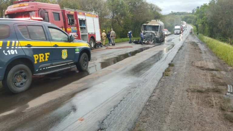 Quatro pessoas morrem após colisão entre carro e caminhão no RS