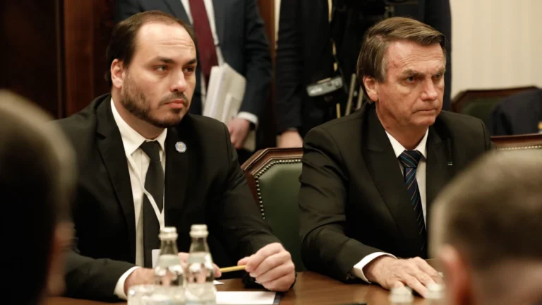 Carlos diz que Bolsonaro “não está bem, mas resiste”