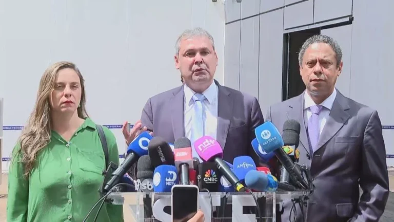Em meio a julgamento, parlamentares governistas vão ao STF criticar anistia