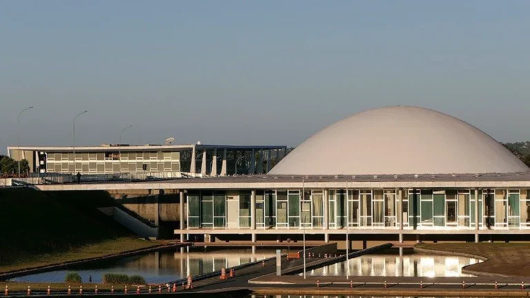 Com rombo crescente, governo vê Congresso e TCU apertarem cerco a orçamento