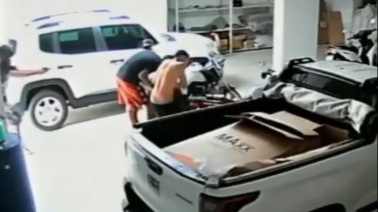 Com tornozeleira, jovem é executado dentro de fábrica de estofado na BA