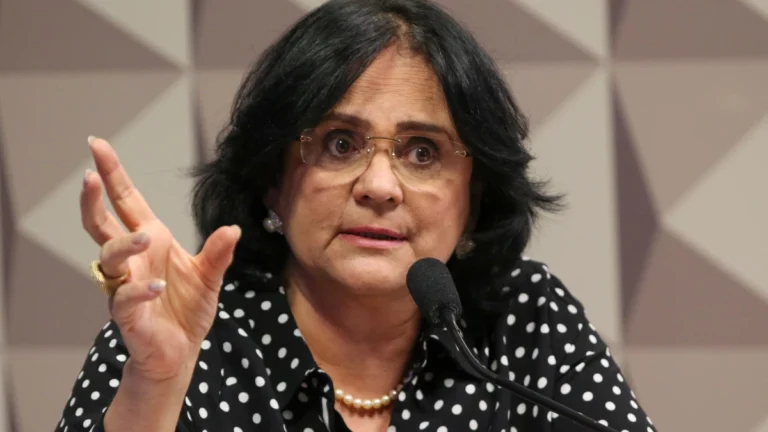 Moraes autoriza senadora Damares a visitar Bolsonaro antes do julgamento