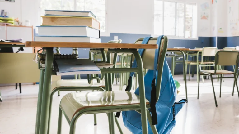 Professora é chutada, cuspida e mordida por criança em escola do DF