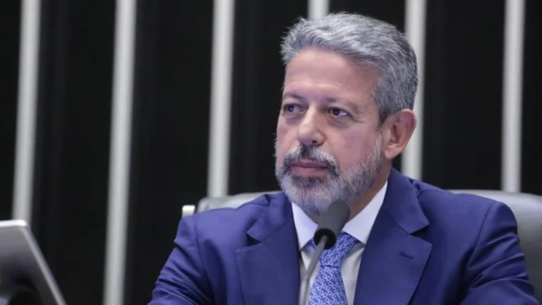 Lira diz que texto da isenção do IR vem do diálogo e critica “oportunistas”