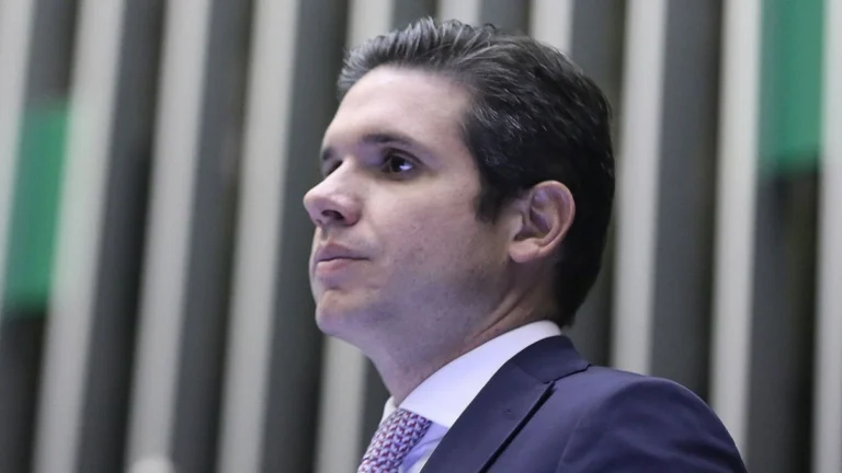 Hugo busca PL e PT para reverter veto de Lula ao aumento de deputados