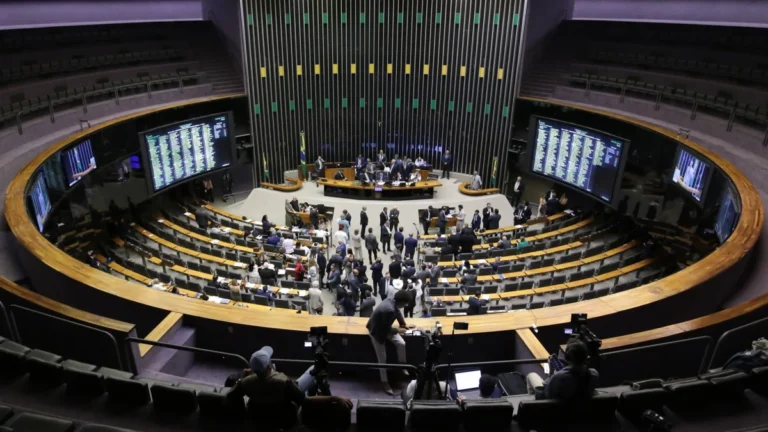 Entenda como PT saiu de cima do muro e passou a rejeitar PEC da Blindagem