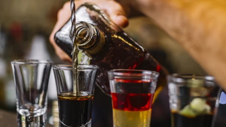 Bebidas com metanol em SP: governo federal faz reunião para monitorar casos
