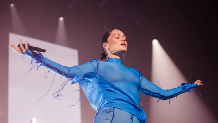 Jessie J revela que fará nova cirurgia após show no The Town