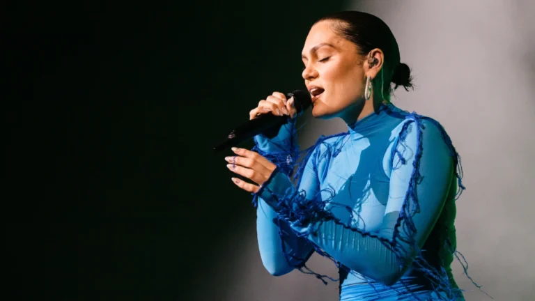 The Town: Jessie J faz show após cirurgia de câncer