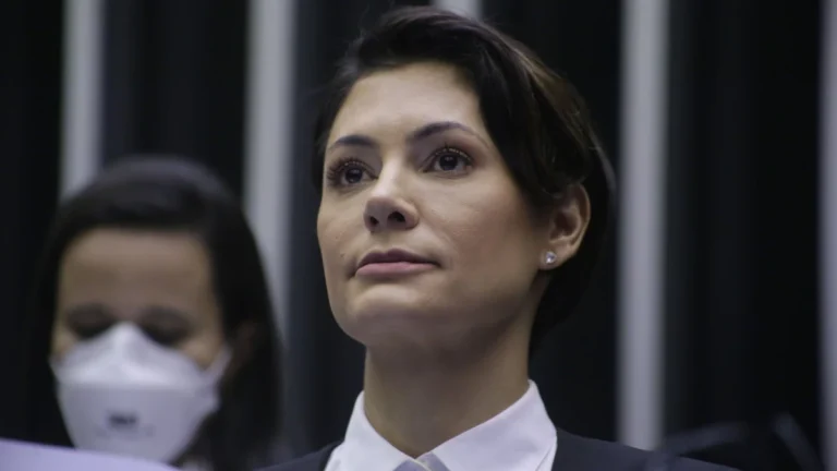 Michelle deve acompanhar julgamento de Bolsonaro na sede do PL