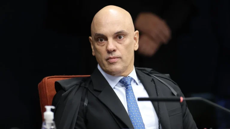 Moraes lê relatório em julgamento de Bolsonaro por tentativa de golpe
