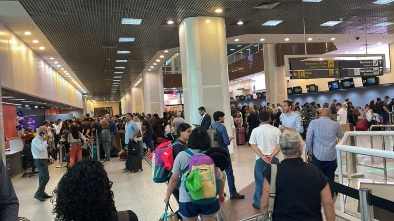 Mais de 60 voos são afetados por óleo na pista do Aeroporto Santos Dumont