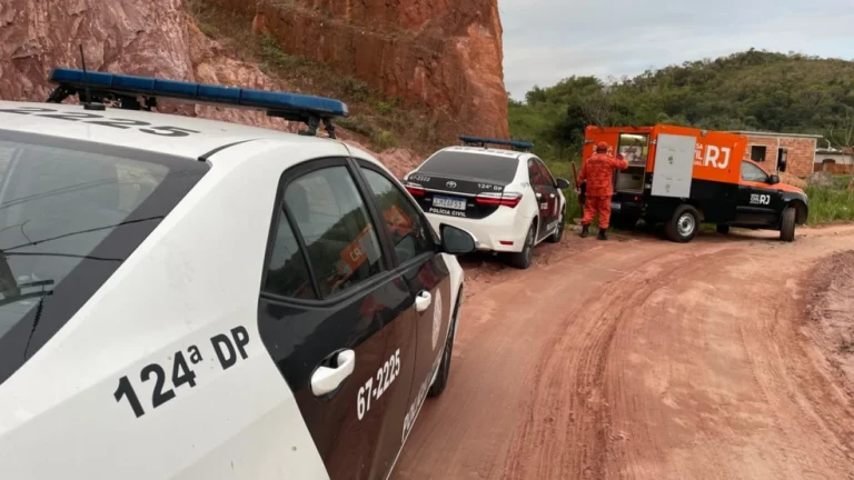 Cova rasa com corpo e ossada é descoberta pela polícia em Saquarema