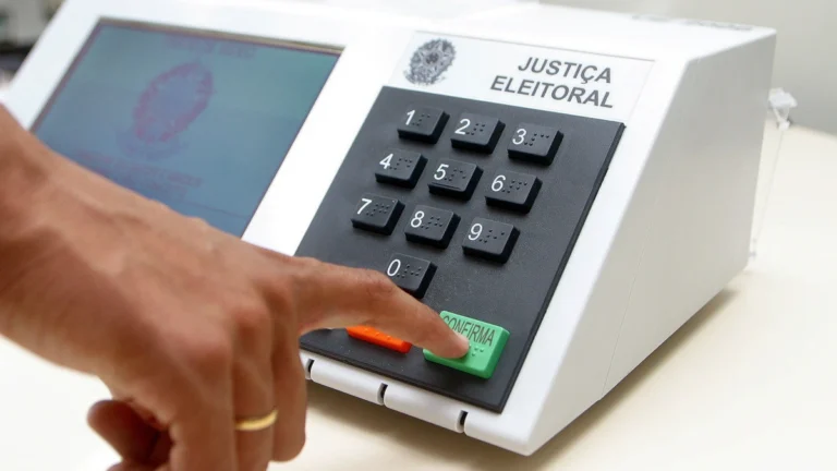 Especialista: É difícil conectar fake news das urnas com plano de golpe