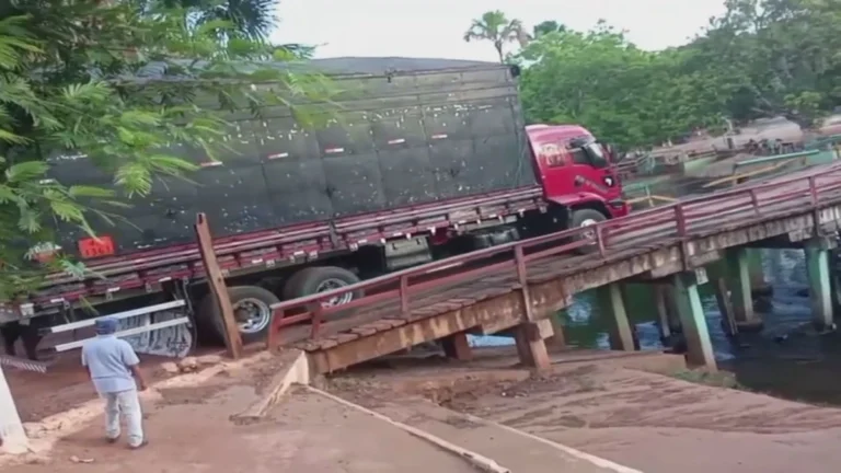 Caminhão cai em rio após ponte de madeira desabar no Maranhão