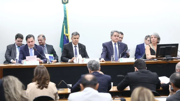Embate entre governo e Congresso sobre meta fiscal atrasa avanço da LDO