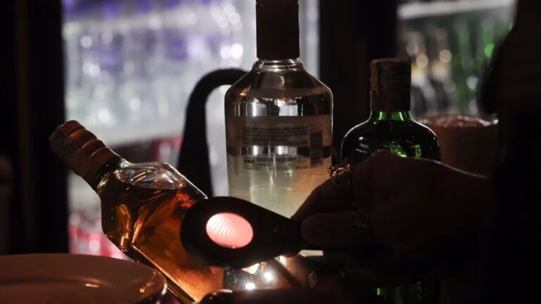 Caso de bebidas adulteradas não é “ação isolada”, diz relator de projeto