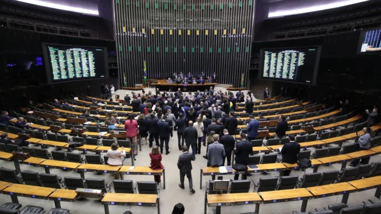 Em derrota para governo, Câmara retira de pauta MP que renderia R$ 17 bi