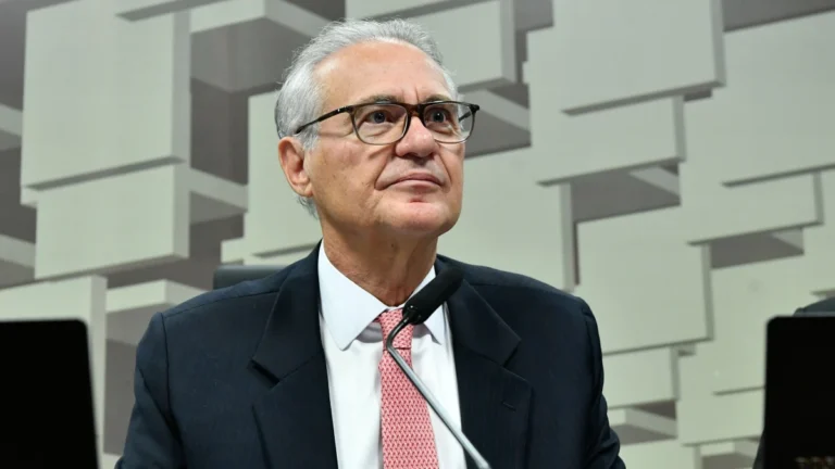 Renan Calheiros promete celeridade para isenção do IR no Senado
