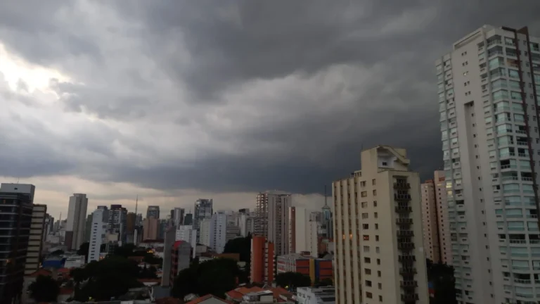 Tempo vira bruscamente em São Paulo com chegada de chuva e frio