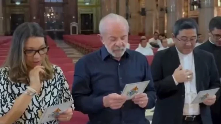 Após pane em avião, Lula vai à igreja em Belém para agradecer pela proteção