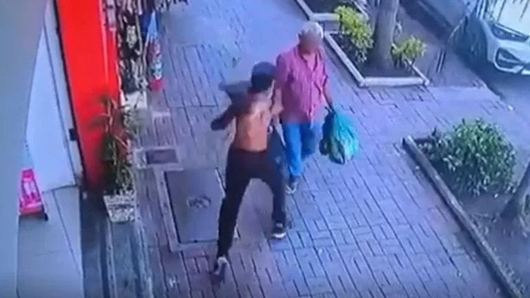 Vídeo mostra idoso sendo agredido com soco no rosto por jovem em SP