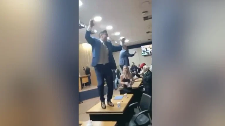 Vereadores de São Caetano (SP) dançam em mesa do plenário; veja vídeo
