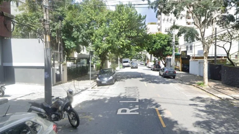 Rua em Pinheiros tem assalto à mão armada e vítima golpeada por criminoso