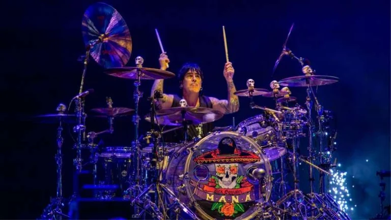 Baterista do Maná cai durante acrobacia, levanta como um “ninja” e continua o show