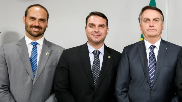 Análise: Ação dos filhos complica situação jurídica de Bolsonaro